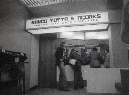 Mike Rutherford e Phil Collins no Banco Totta & Açores, em 1975